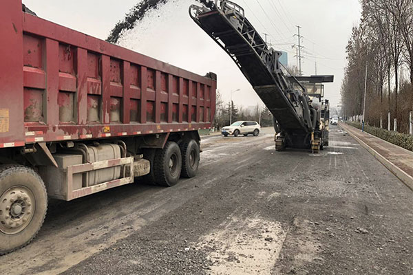 濟(jì)南路面機(jī)械設(shè)備產(chǎn)生漏砂問(wèn)題如何處理？